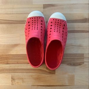 Red Native Jefferson Slip On Shoe, kids size 13